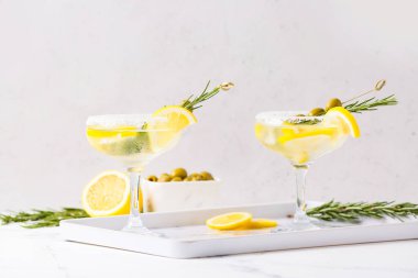 Hafif arka planda zeytinli lezzetli martini kokteylleri.