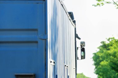 Büyük, modern bir kamyon yolda