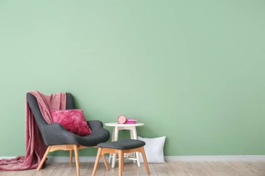 Koltuklu modern odanın içi.