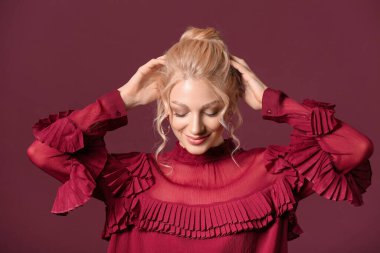 Renkli saç stili olan güzel bir genç kadın.