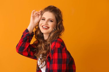 Renkli saç stili olan güzel bir genç kadın.