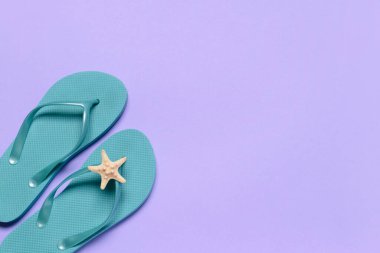 Renkli arka planda şık parmak arası terlikler