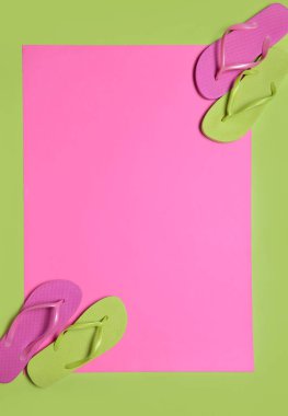 Renkli arka planda şık parmak arası terlikler