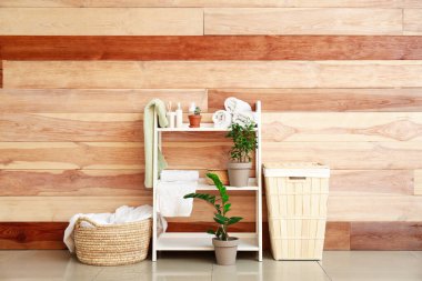 Tuvalette havlu ve malzeme dolu sepetler.