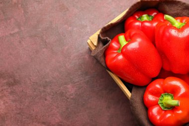 Koyu arkaplanda kırmızı dolma biber kutusu