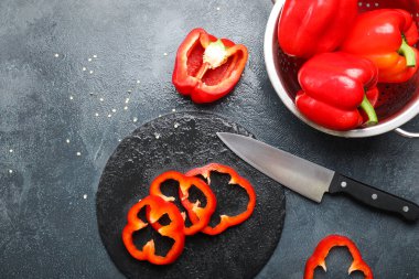 Masada kırmızı dolma biberli kompozisyon