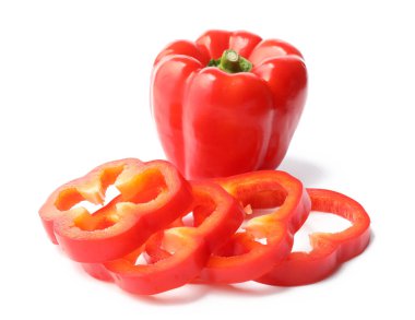 Beyaz arkaplanda kırmızı dolma biber