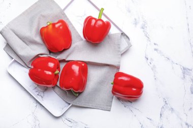 Açık arkaplanda taze kırmızı dolma biber