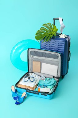 Renkli arka planda bavullar. Seyahat kavramı