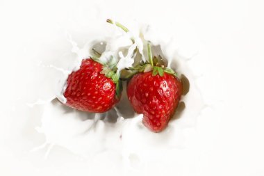 Taze çileklerin süte dökülmesi