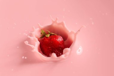 Taze çileğin süte dökülmesi