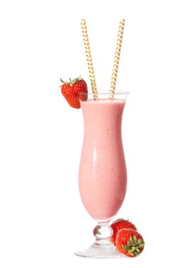 Beyaz arka planda bir bardak lezzetli çilekli smoothie.