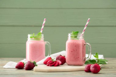 Masada Mason kavanozları dolusu lezzetli çilekli smoothie var.