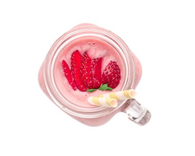 Mason kavanozu beyaz arka planda lezzetli çilekli smoothie.