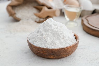 Beyaz masa üzerinde pirinç unu olan bir tabak.