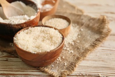 Tabakta pirinç ve un var.