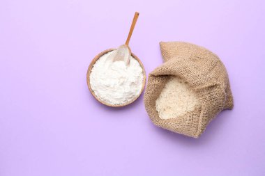 Pirinçli çuval ve renkli unlu tabak.