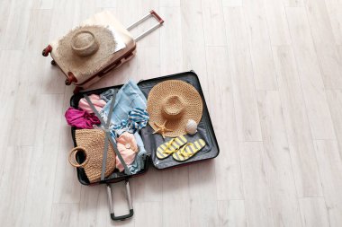 Tahta arka planda paketlenmiş bavullar. Seyahat kavramı