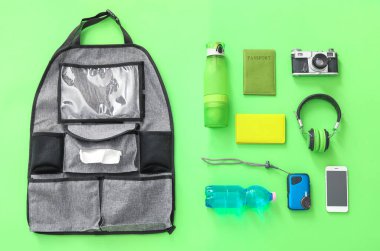 Renkli arka planda farklı şeyler olan araba koltuğu düzenleyicisi