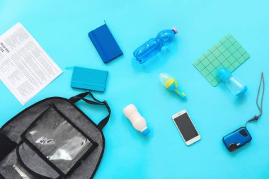 Renkli arka planda farklı şeyler olan araba koltuğu düzenleyicisi