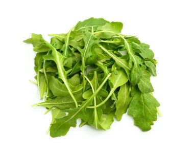 Beyaz arkaplanda taze roka