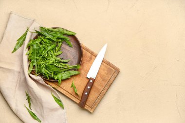 Taze roka tabağı, kesim tahtası ve renk arkaplan üzerinde bıçak.