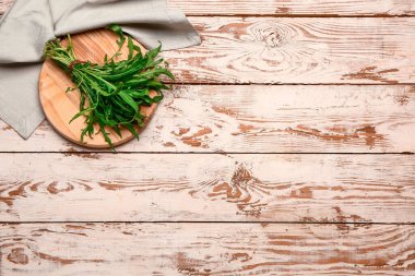 Ahşap arka planda bir sürü taze roka.