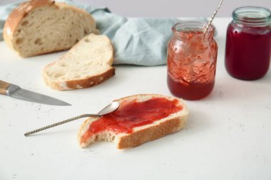 Masada ekmek ile lezzetli çilek reçeli