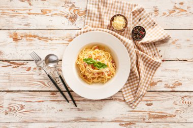 Masada lezzetli bir makarna tabağı.