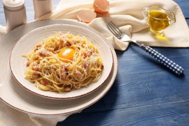 Masada lezzetli bir makarna tabağı.