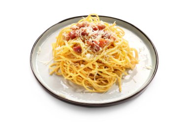 Beyaz arka planda lezzetli makarna tabağı.