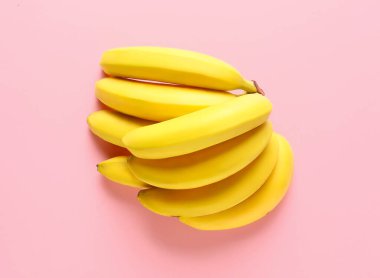 Renkli arka planda olgun muzlar