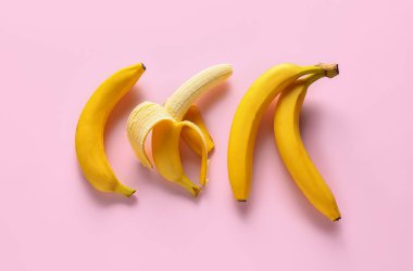 Renkli arka planda olgun muzlar