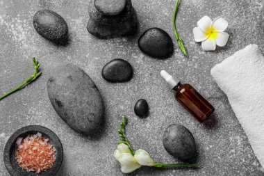 Gri arkaplanda güzel bir spa kompozisyonu
