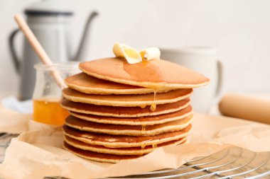 Masada bal ve tereyağlı leziz krepler.
