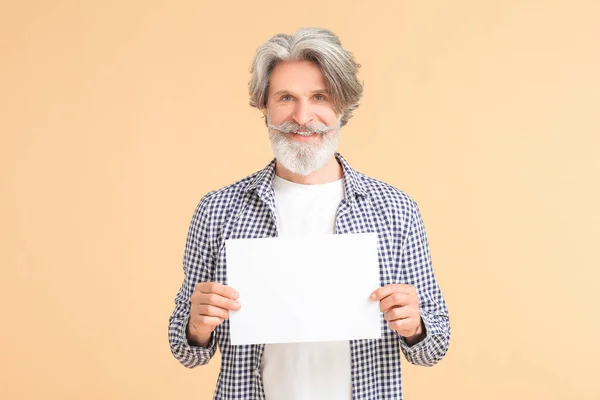 Senior Man Blank Card Color Background — Stock Photo, Image