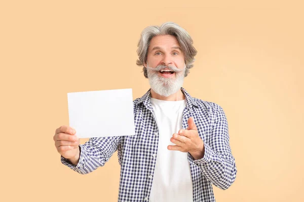 Senior Man Blank Card Color Background — Stock Photo, Image