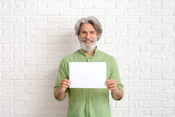 Homem Sênior Com Cartão Branco Fundo Tijolo Branco — Fotografia de Stock
