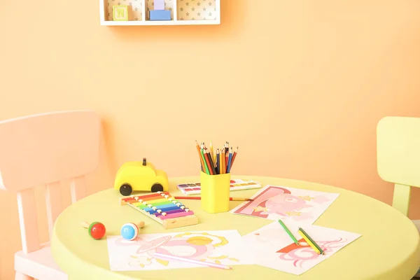 Tisch Mit Farben Und Bleistiften Kindergarten — Stockfoto