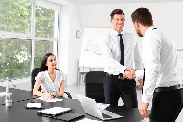 Business People Shaking Hands Office — Stock Photo, Image