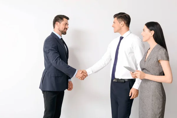 Gli Uomini Affari Stringono Mano Sfondo Chiaro — Foto Stock