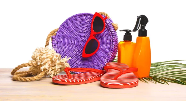 Set Strandaccessoires Auf Tisch Vor Weißem Hintergrund — Stockfoto