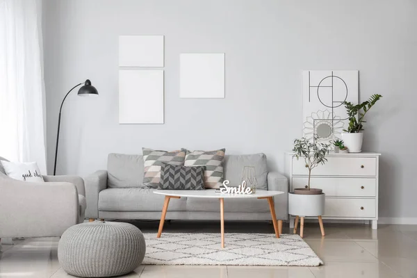 Interieur Van Moderne Kamer Met Comfortabele Bank — Stockfoto