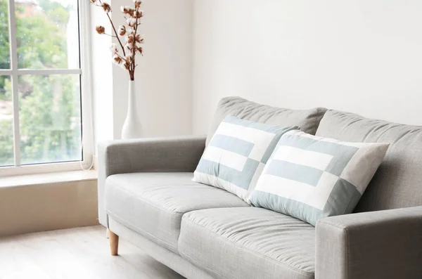 Interieur Des Modernen Zimmers Mit Bequemem Sofa — Stockfoto