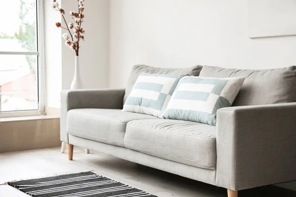 Interieur Des Modernen Zimmers Mit Bequemem Sofa — Stockfoto