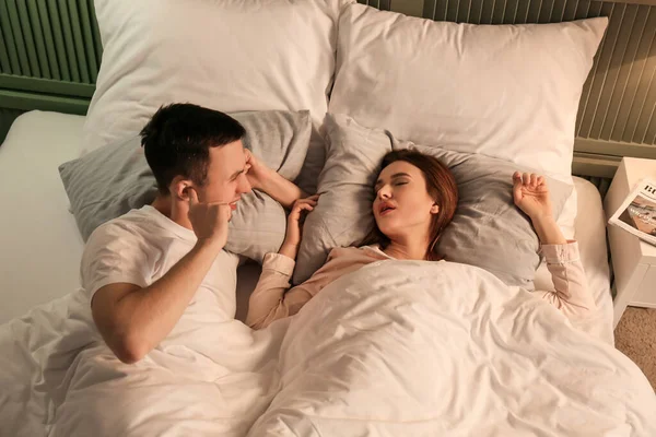 Young Irritated Man Bed Snoring Wife — Stock Photo, Image