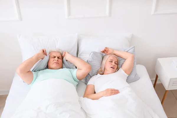 Mature Irritated Man Bed Snoring Wife — Stock Photo, Image