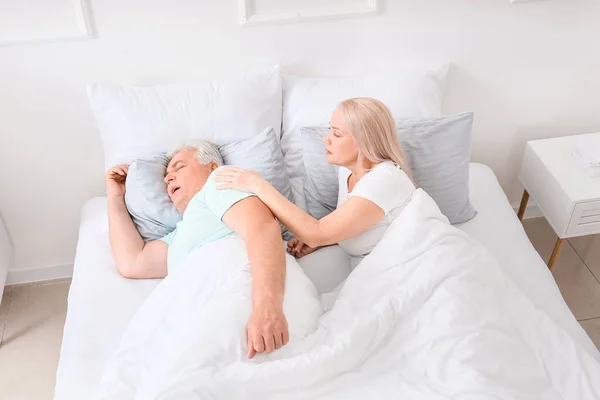 Mature Irritated Woman Bed Snoring Husband — Stock Photo, Image