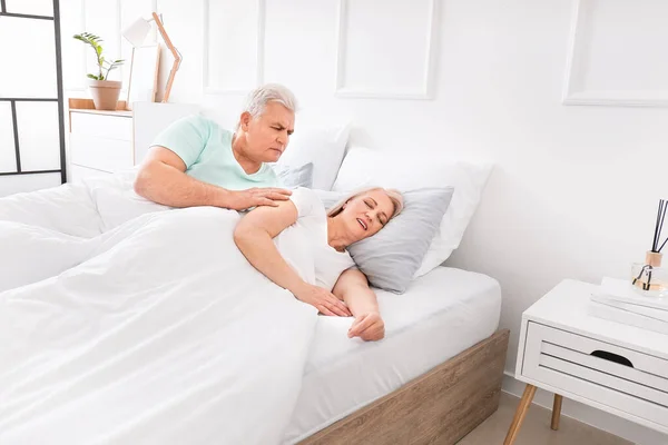 Mature Irritated Man Bed Snoring Wife — Stock Photo, Image