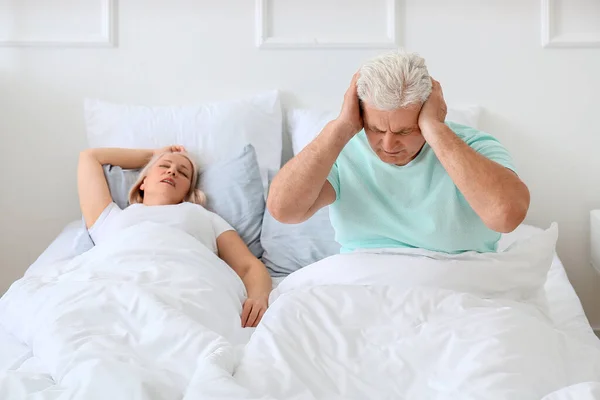 Mature Irritated Man Bed Snoring Wife — Stock Photo, Image